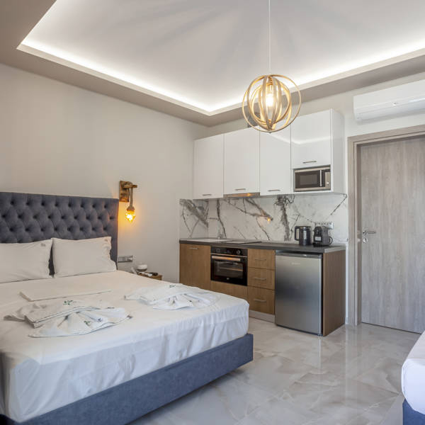 Triple Room Pool 1