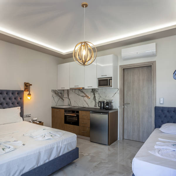 Triple Room Pool 4